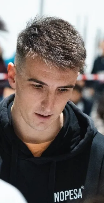 Josemi, dueño de NOPESA y creador de BoxMetrics, con la sudadera del box
